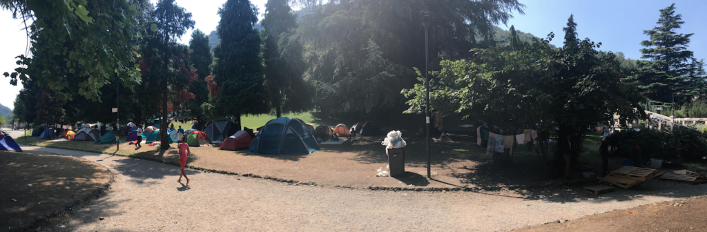 Il parco all'esterno della stazione di Como.